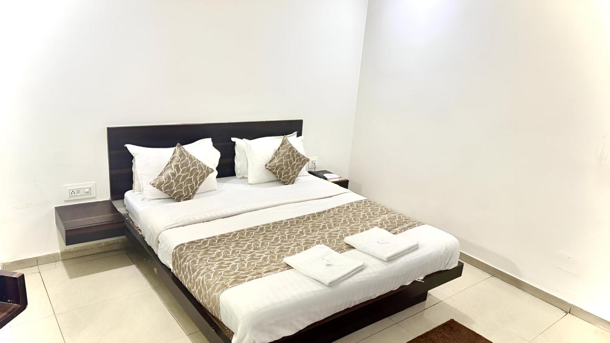 Hotel Dev Palace Ahmedabad Exterior foto
