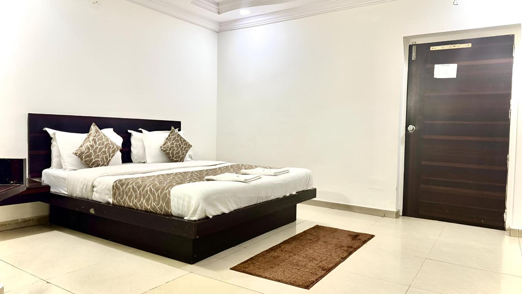 Hotel Dev Palace Ahmedabad Exterior foto